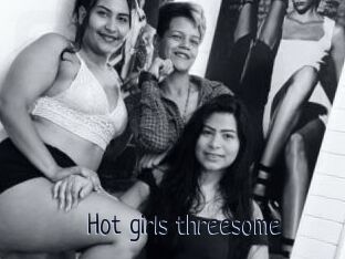 Hot_girls_threesome