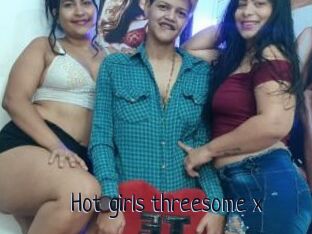 Hot_girls_threesome_x